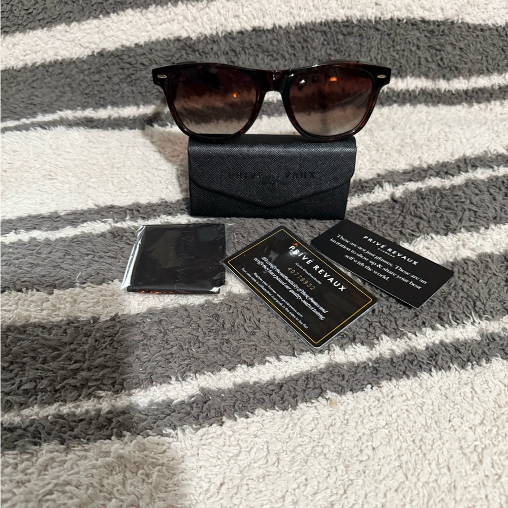 NEW PRIVE REVAUX FOLDABLE POLARIZED
"THE GO GETTER"
C10 55-19-145